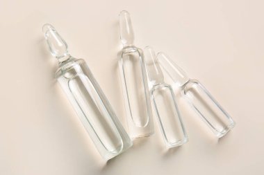 Beyaz arka plan üzerinde tıbbi ampul