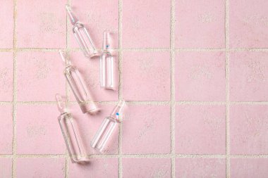 Pembe kaplama üzerinde tıbbi ampule