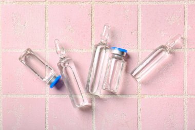 Pembe kaplama üzerinde tıbbi ampule