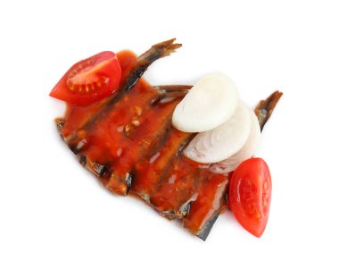 Domates soslu konserve balık ve beyaz arka planda yalıtılmış sebzeler.