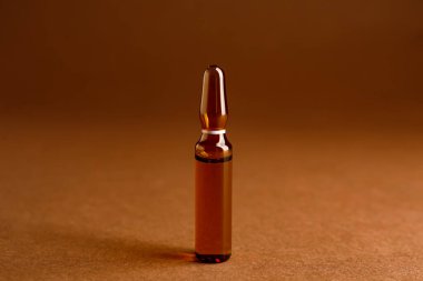 Kahverengi arkaplanda cam ampul