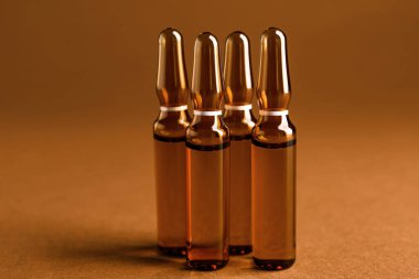 Kahverengi arka planda cam ampuller