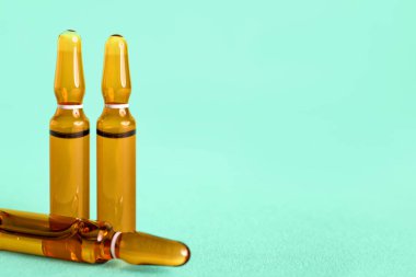 Turkuaz arka planda cam ampules