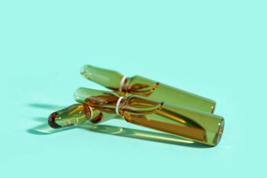 Turkuaz arka planda cam ampules