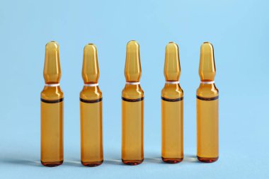 Mavi arkaplanda birçok ampul