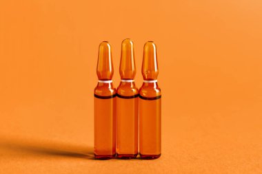 Turuncu arka planda cam ampule