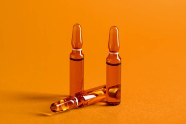 Turuncu arka planda cam ampule