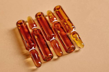 Kahverengi arka planda cam ampuller