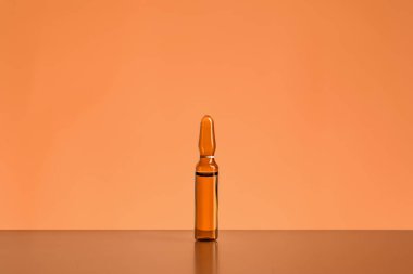 Turuncu arka planda tıbbi ampule