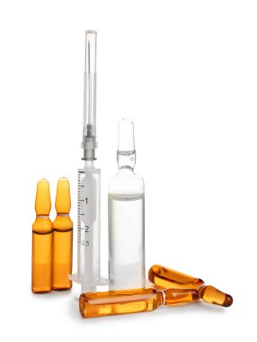 Beyaz zemin üzerinde şırınga bulunan ampuller