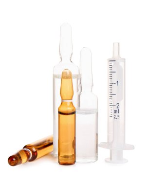 Beyaz zemin üzerinde şırınga bulunan ampuller