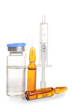 Ampule, ilaç şişesi ve beyaz arka planda şırınga.
