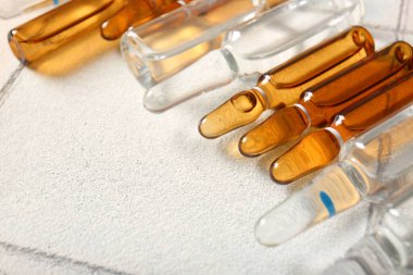 Beyaz fayanslarda cam tıbbi ampule.