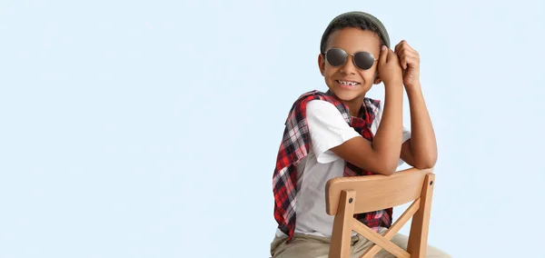 Χαριτωμένο Μοντέρνο Αφροαμερικανό Αγόρι Καρέκλα Ελαφρύ Φόντο Banner Για Σχεδιασμό — Φωτογραφία Αρχείου