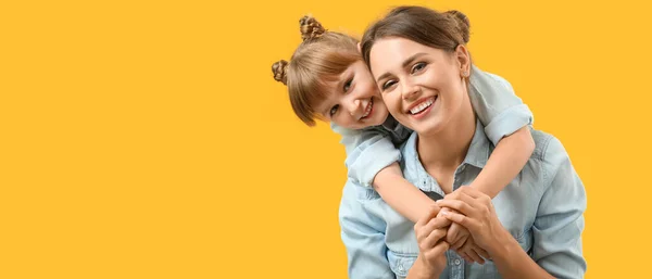Retrato Mãe Filha Feliz Fundo Amarelo Banner Para Design — Fotografia de Stock