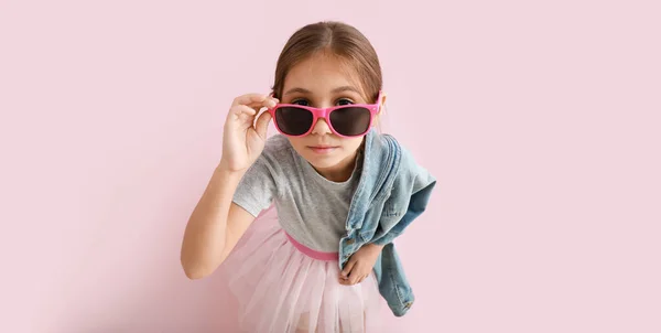 Roztomilé Módní Dívka Stylovými Slunečními Brýlemi Růžovém Pozadí — Stock fotografie