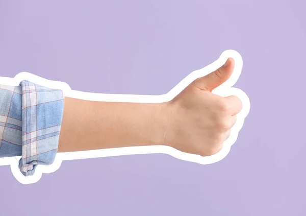 在紫丁香背景上显示大拇指向上的女人的手 — 图库照片