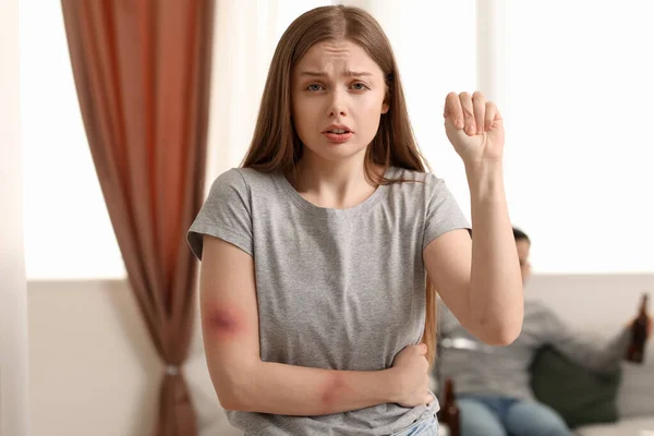 Ушибленная Молодая Женщина Показывает Кулак Дома Концепция Домашнего Насилия — стоковое фото