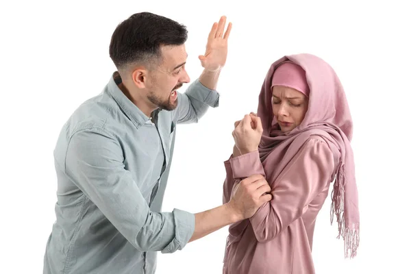 Muçulmano Furioso Ameaçar Mulher Com Fundo Branco Conceito Violência Doméstica — Fotografia de Stock