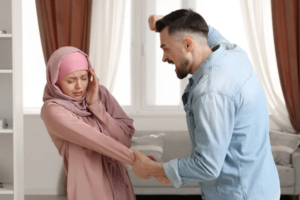 Злой Мусульманин Угрожает Своей Жене Дома Концепция Домашнего Насилия — стоковое фото