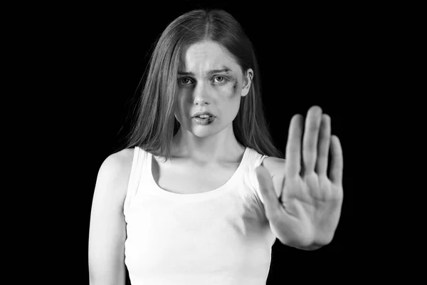 Mujer Joven Magullada Mostrando Gesto Stop Sobre Fondo Oscuro Concepto —  Fotos de Stock