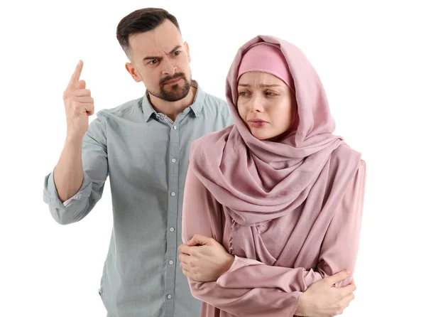 Zerquetschte Muslimin Mit Ihrem Wütenden Ehemann Auf Weißem Hintergrund Konzept — Stockfoto