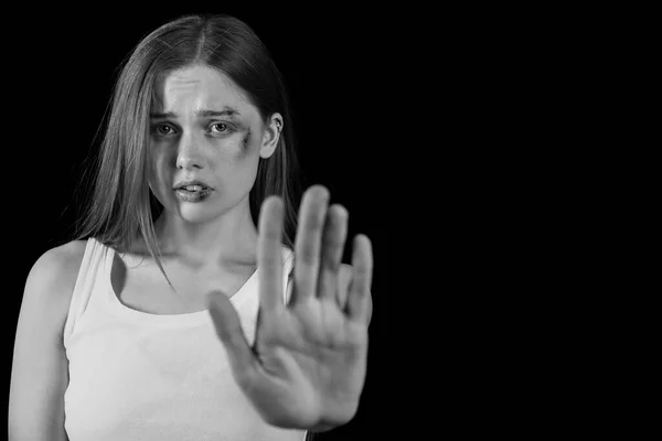 伤痕累累的年轻女子在黑暗的背景上表现出停止姿势 家庭暴力概念 — 图库照片
