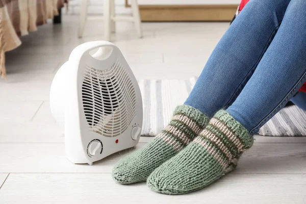 Vrouw Verwarmende Benen Sokken Buurt Van Elektrische Ventilator Verwarming Thuis — Stockfoto