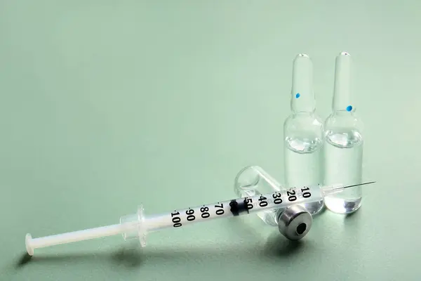 Medical Ampules Syringe Green Background — Stock Photo, Image