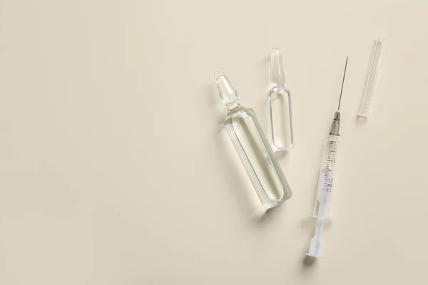 Medizinische Ampullen Mit Spritze Auf Weißem Hintergrund — Stockfoto