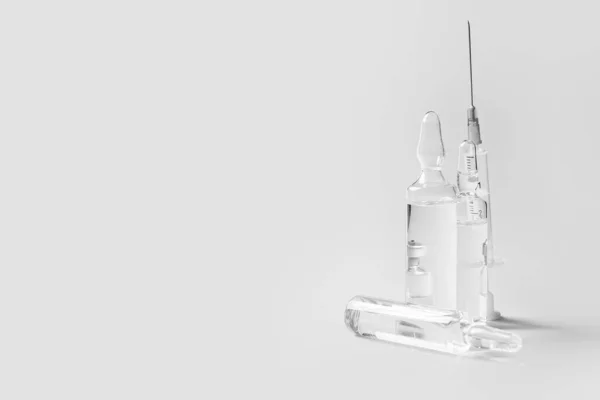 Lékařské Ampule Injekční Stříkačkou Světlém Pozadí — Stock fotografie