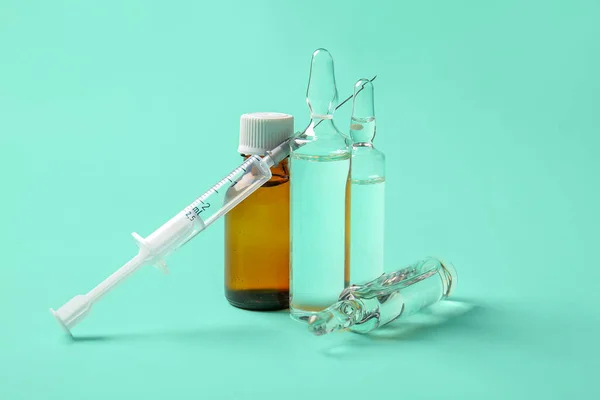 Medical Ampules Syringe Green Background — Stock Photo, Image