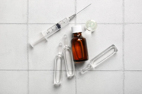 Medische Ampullen Met Injectiespuit Witte Tegelachtergrond — Stockfoto