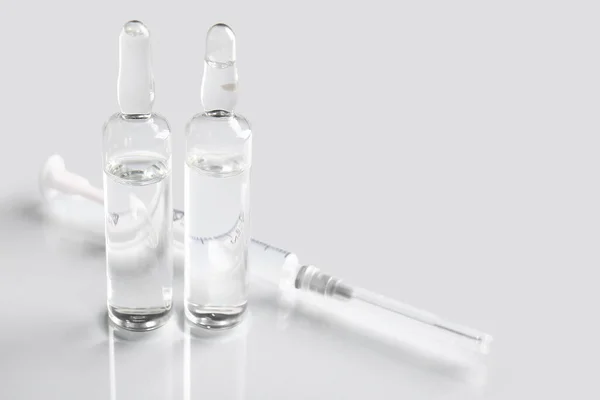 Medische Ampullen Met Injectiespuit Lichte Achtergrond — Stockfoto