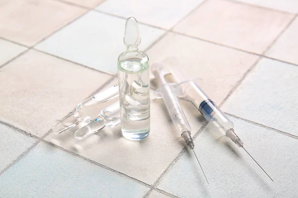 Medical Ampules Syringes White Tile Background — Stock Photo, Image