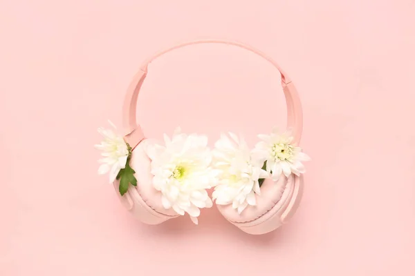 Kompozycja Nowoczesnymi Słuchawkami Pięknymi Kwiatami Chryzantemy Różowym Tle — Zdjęcie stockowe