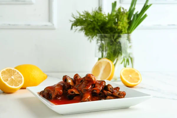 Teller Mit Fischkonserven Tomatensauce Und Zitronen Auf Weißem Tisch — Stockfoto