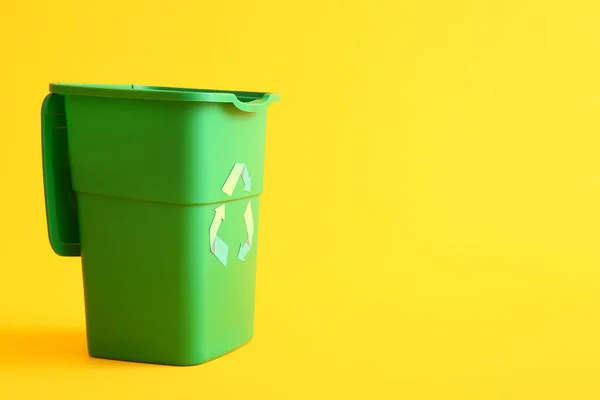Recipiente Verde Para Lixo Fundo Amarelo Conceito Reciclagem — Fotografia de Stock