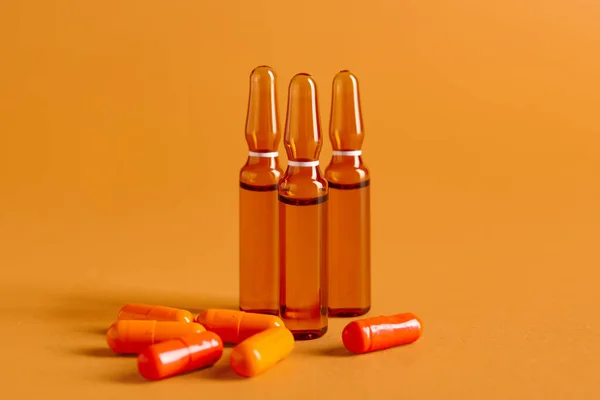 Ampule Pilulky Oranžovém Pozadí — Stock fotografie