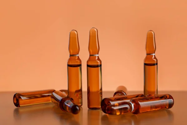 Medizinische Ampullen Auf Orangenem Hintergrund — Stockfoto