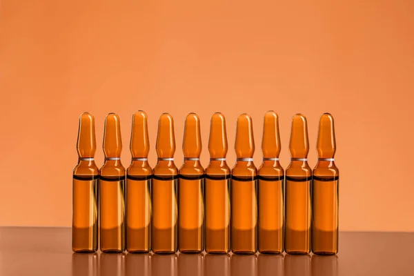 Medische Ampullen Oranje Achtergrond — Stockfoto