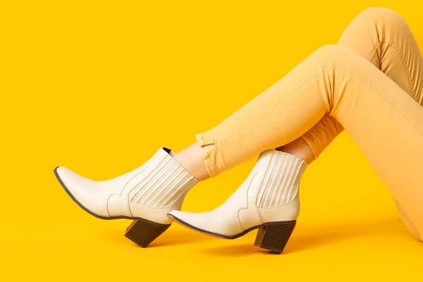 Weibliche Beine Eleganten Schuhen Auf Gelbem Hintergrund — Stockfoto