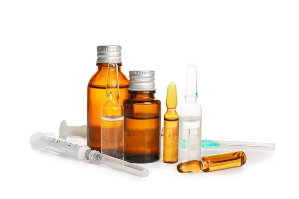 白い背景に薬や注射器を持つアンプル ボトル — ストック写真