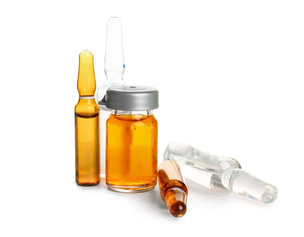 Medizinische Ampullen Und Flasche Mit Medikamenten Auf Weißem Hintergrund — Stockfoto