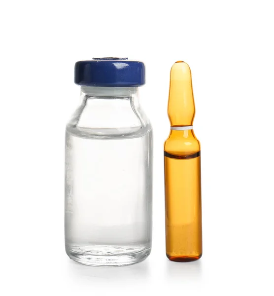 Medizinische Ampulle Und Flasche Mit Medikamenten Auf Weißem Hintergrund — Stockfoto