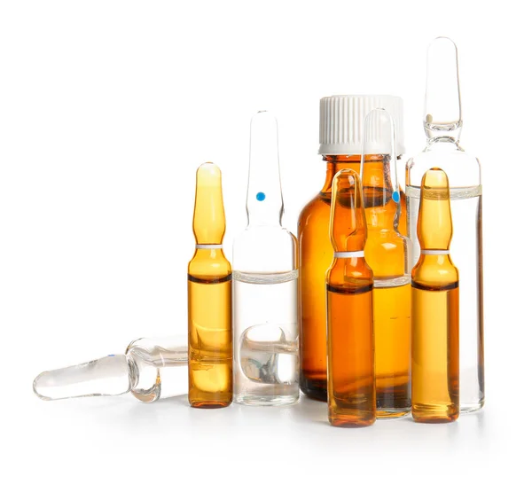 Ampullen Und Flasche Mit Medikamenten Auf Weißem Hintergrund — Stockfoto