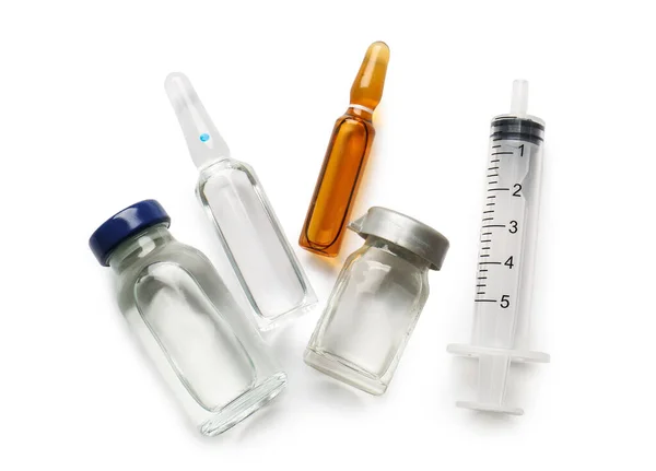 白い背景に薬や注射器を持つアンプル ボトル — ストック写真