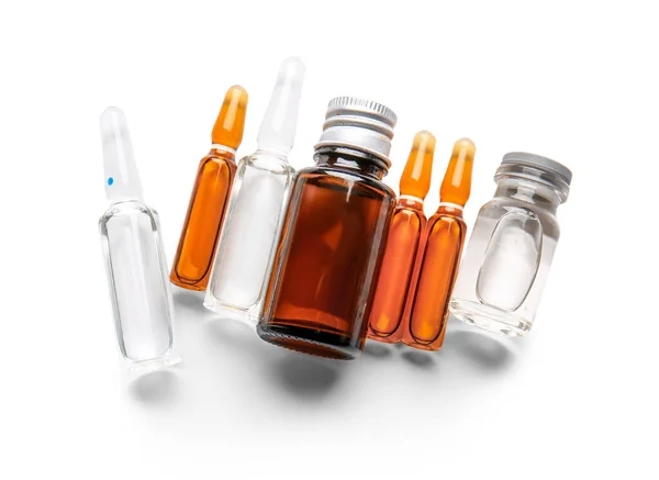 Ampullen Und Flaschen Mit Medikamenten Auf Weißem Hintergrund — Stockfoto