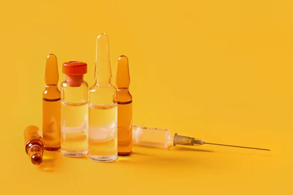 Ampolas Frasco Com Medicamentos Seringa Sobre Fundo Amarelo — Fotografia de Stock
