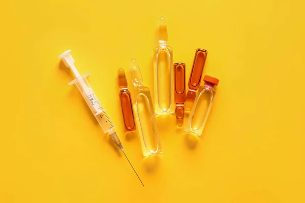 Ampollas Frasco Con Medicamentos Jeringa Sobre Fondo Amarillo — Foto de Stock